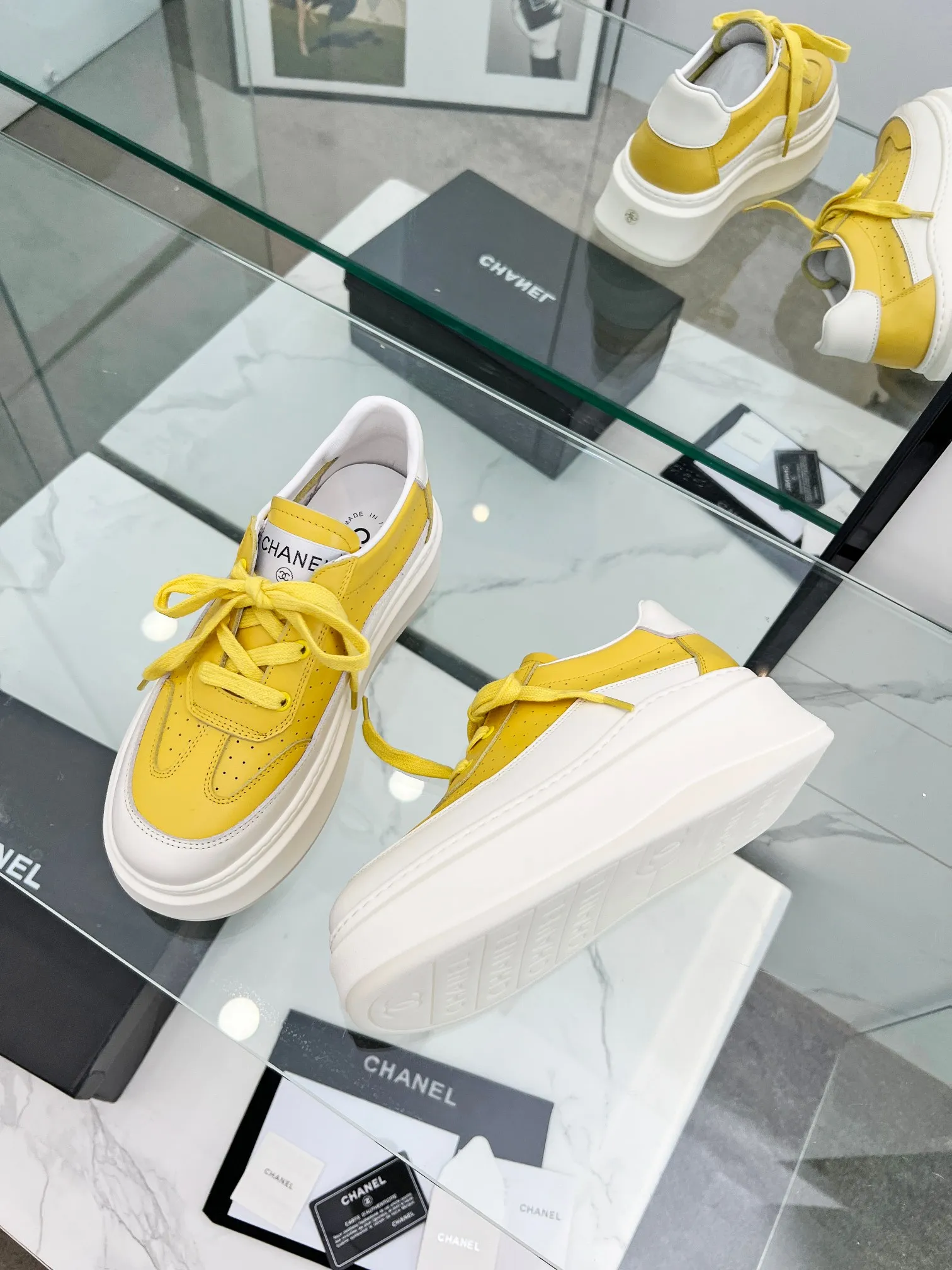 👟👟Ex-factory price 540👟👟 Super popular Chanel Chanel 2024 new casual sports shoes and sneakers. Hard to find at the counter. Super beautiful color. Very versatile. Super comfortable. Full of small fragrance. Classic, durable and versatile. The upper is made of spliced materials, real cowhide, sheepskin lining, original pU+Tpa sole, good resilience. Wear light, white, white and black, white and yellow code number: 35-40